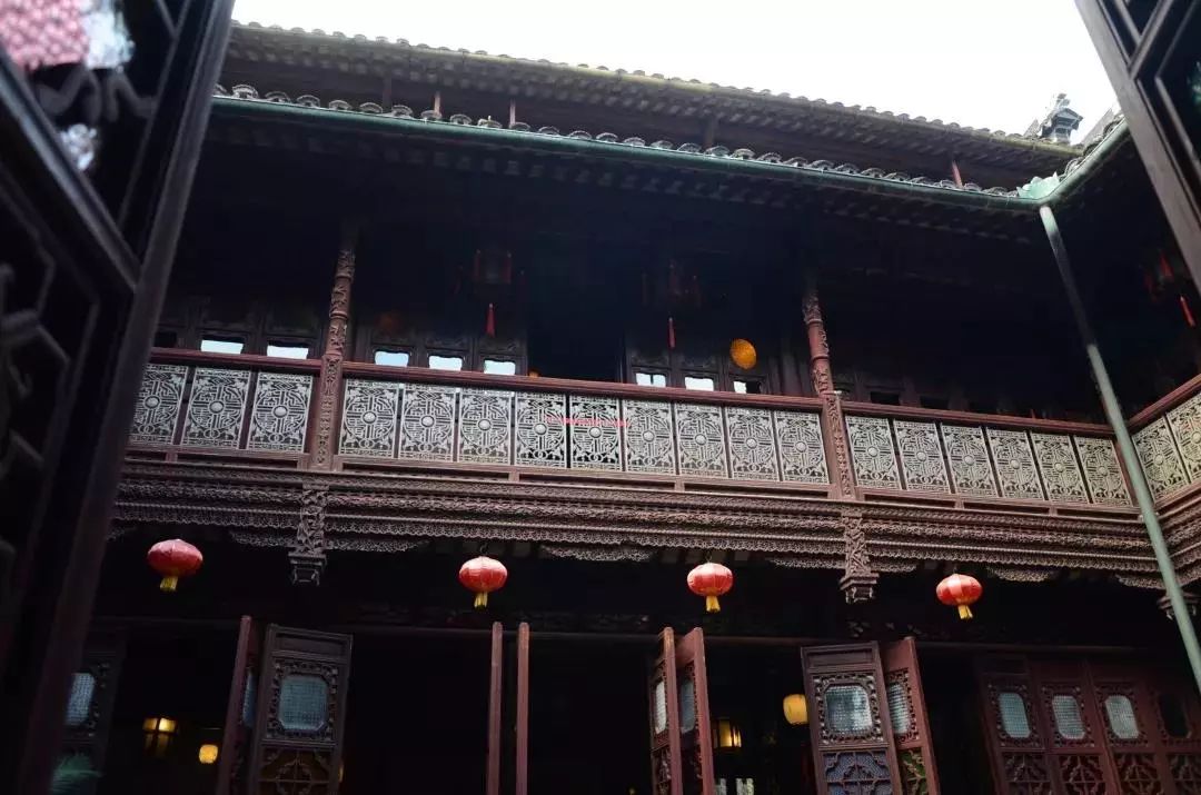 东山雕花楼里孩儿莲花期将尽，邀你来探楼赏花