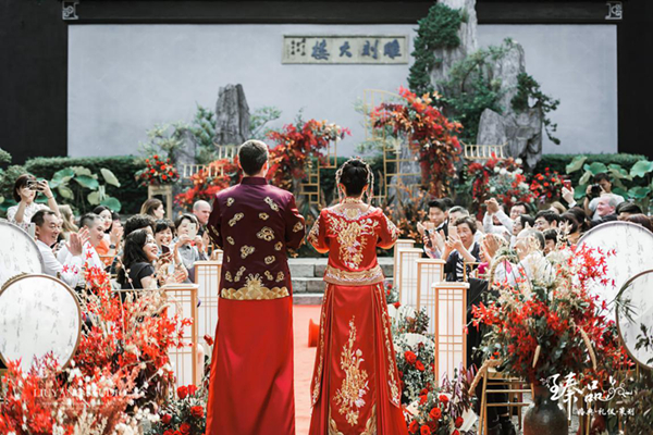 雕花楼内中式婚礼 创新游客民俗体验