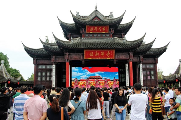 热烈庆祝新中国成立70周年 甪直古镇欢度国庆佳节