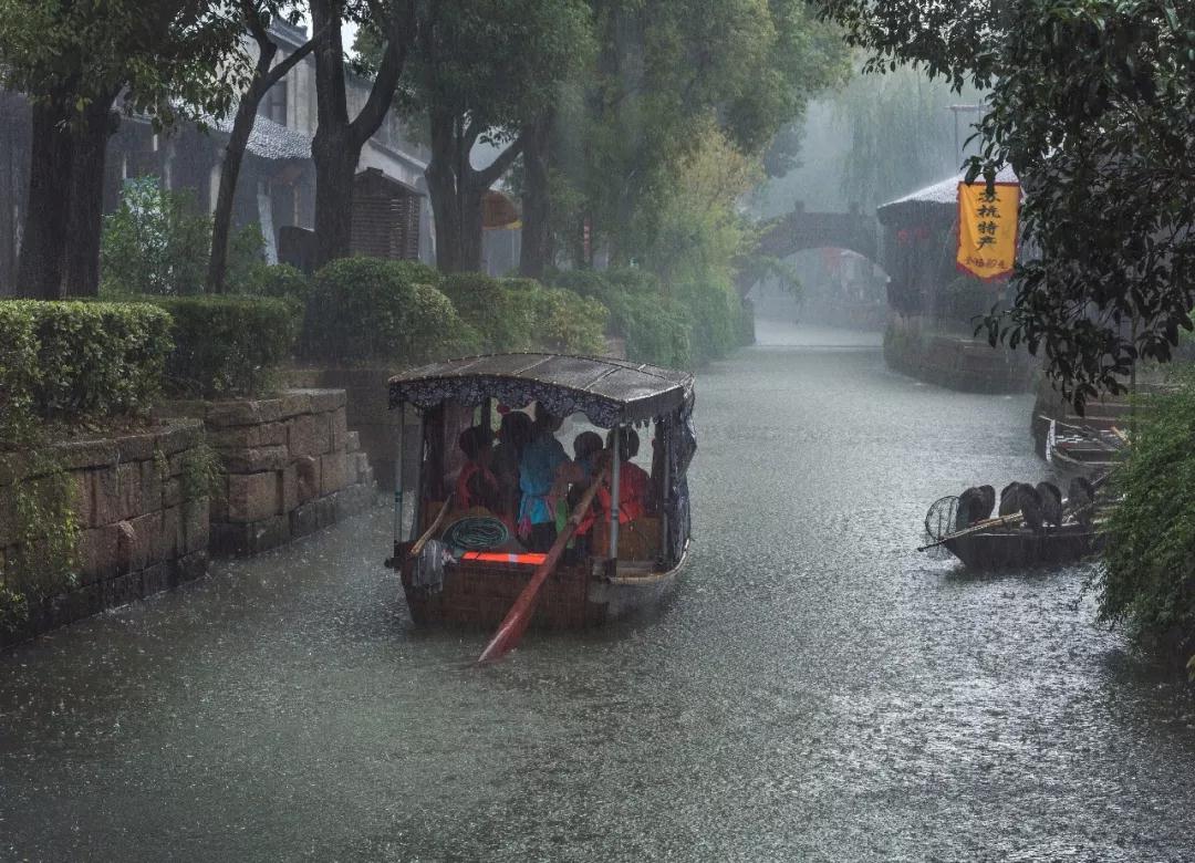 烟笼江南，水浸春色