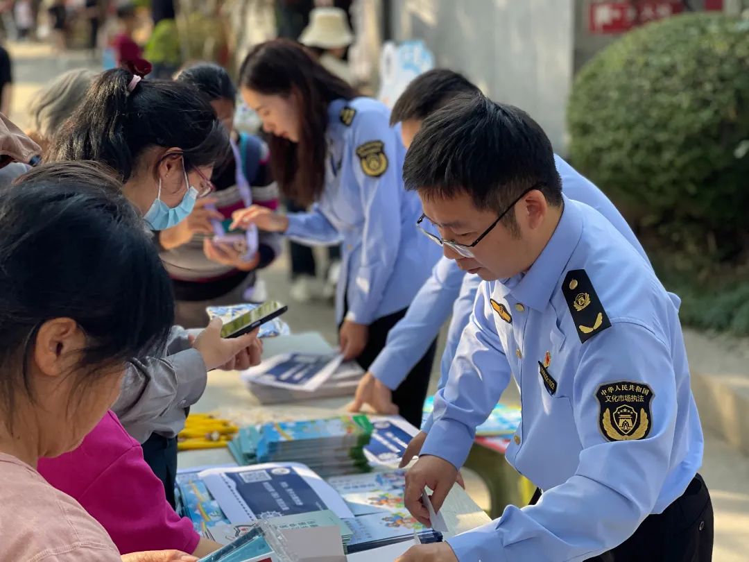 吴中区文化市场执法大队开展养老防诈宣传进景区活动