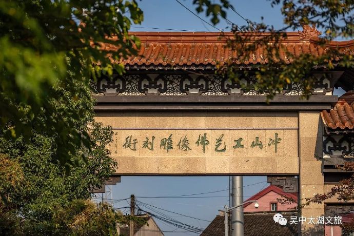 在冲山工艺佛像雕刻街，探访刀锋之下的瑰丽