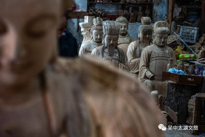 在冲山工艺佛像雕刻街，探访刀锋之下的瑰丽