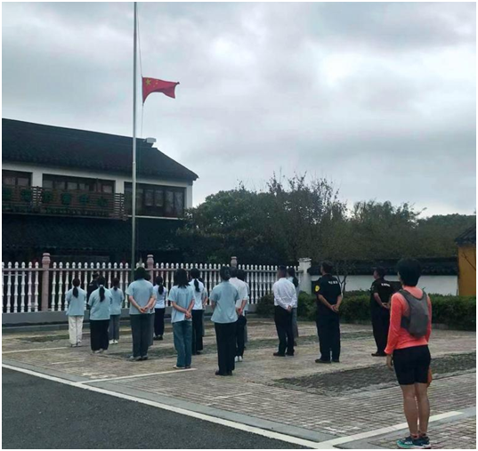 国旗飘扬 光福景区节庆氛围浓