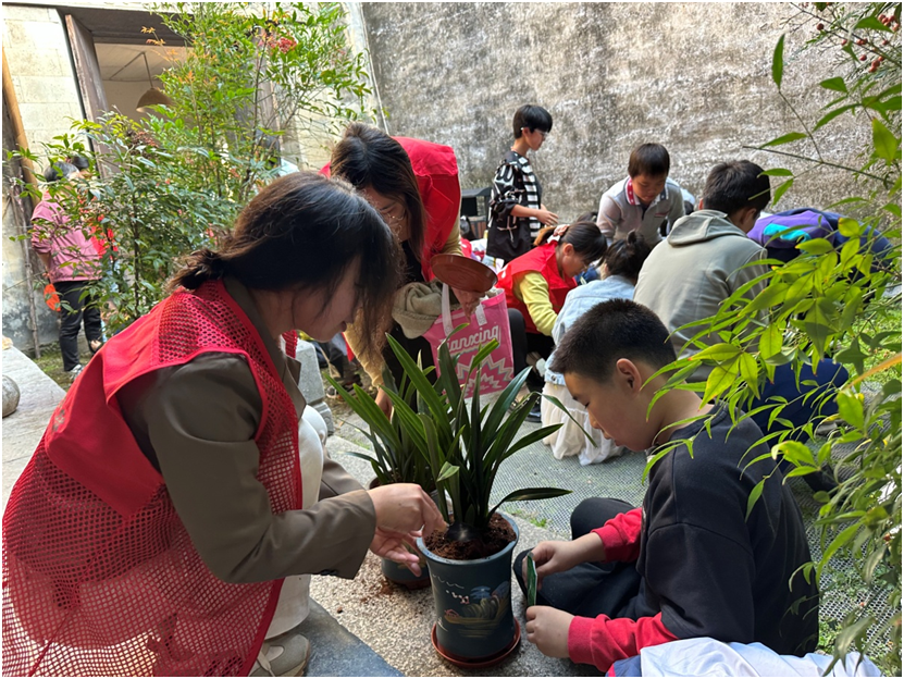 明阅启清风 水印润书香——石公村阅读活动走进明月湾景区