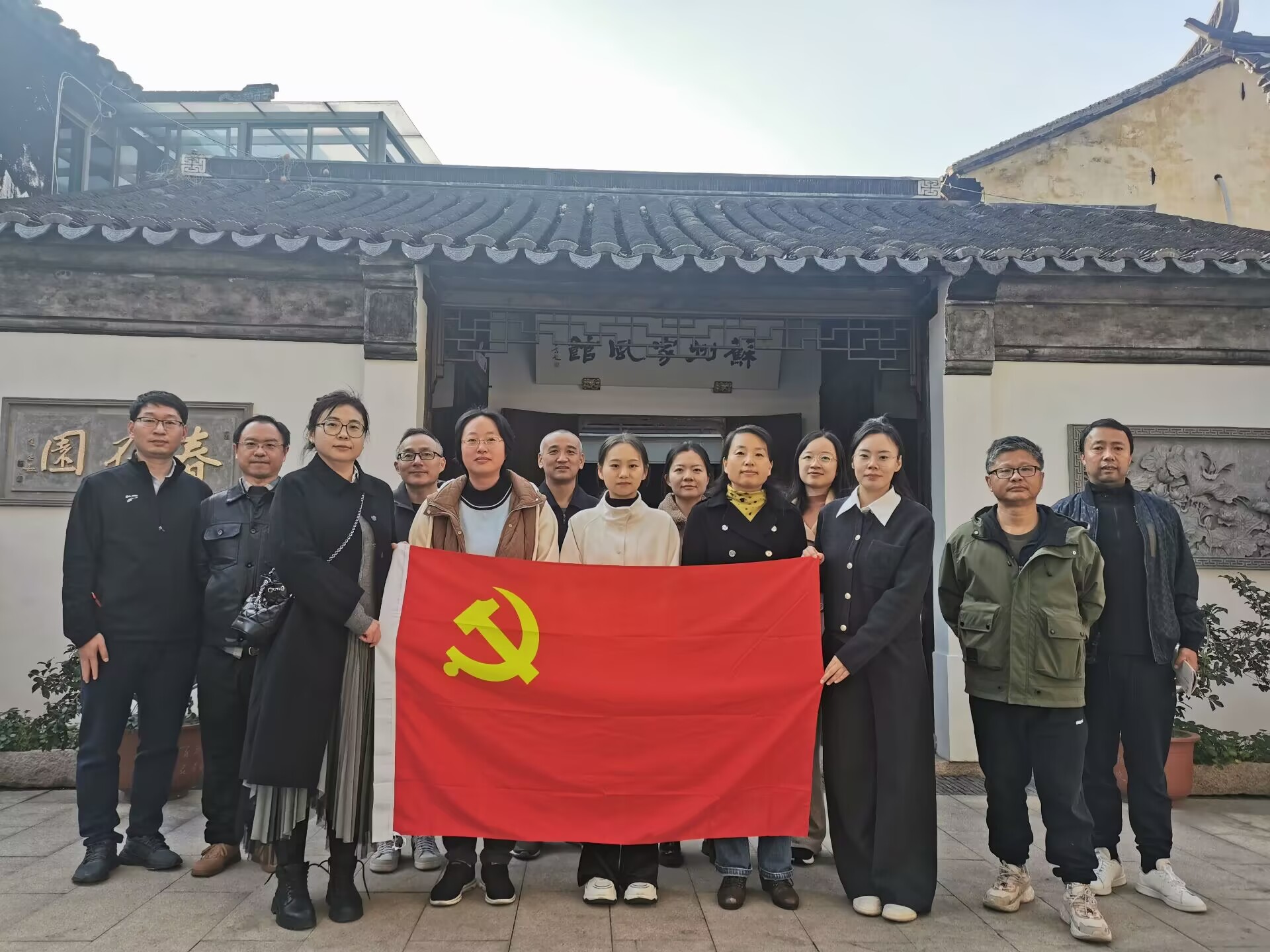 区文体旅局机关党支部联合区旅游推广服务 中心党支部开展“走看学做比党建”主题党日活动