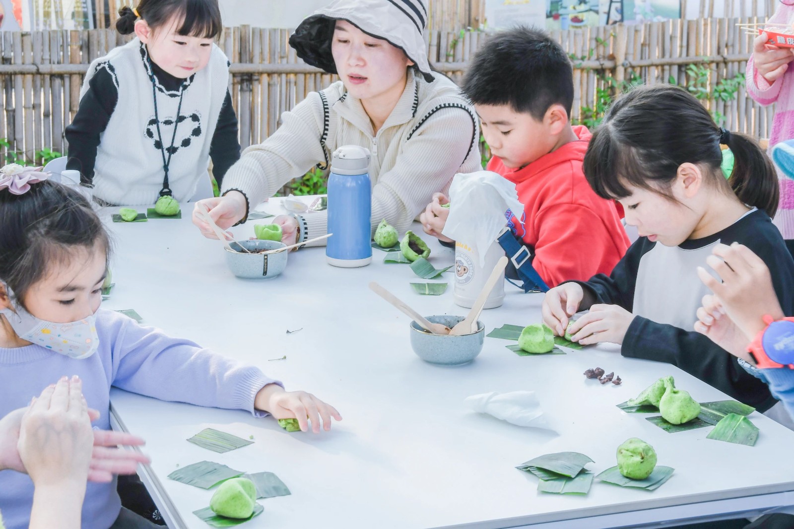 走进春天里，体验挖野菜、做青团、彩绘油纸伞的乐趣！