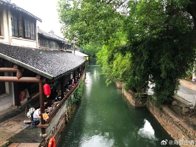 在绵绵细雨中漫游甪直