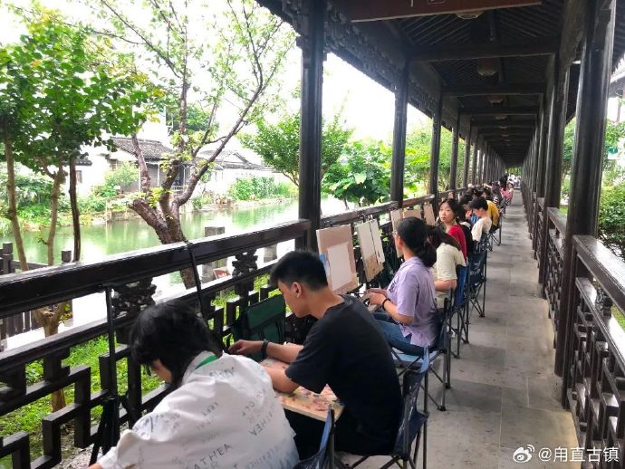 在绵绵细雨中漫游甪直