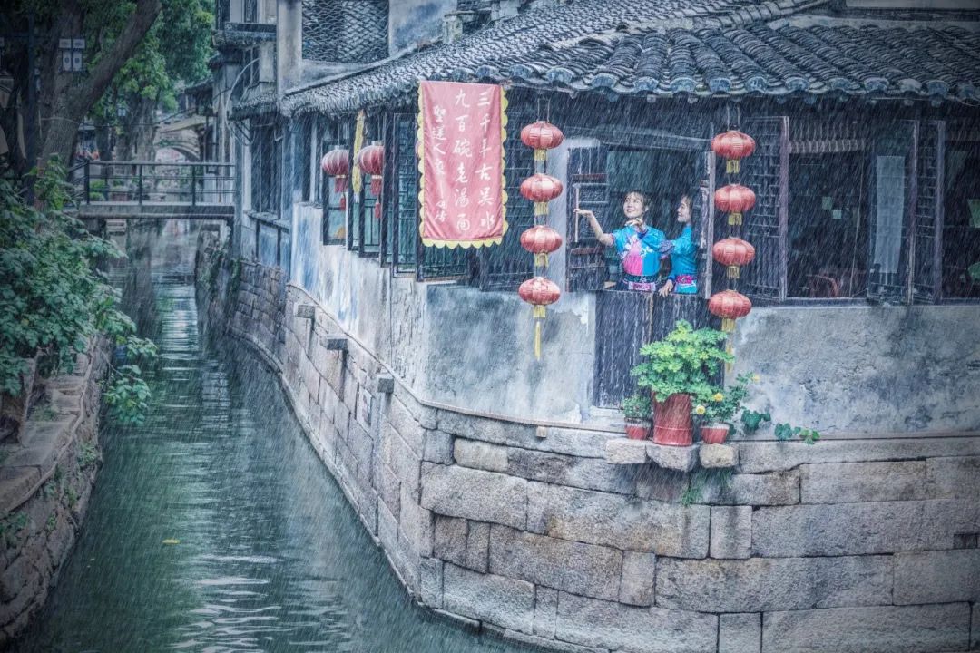 雨巷寻幽，青石板上千年韵