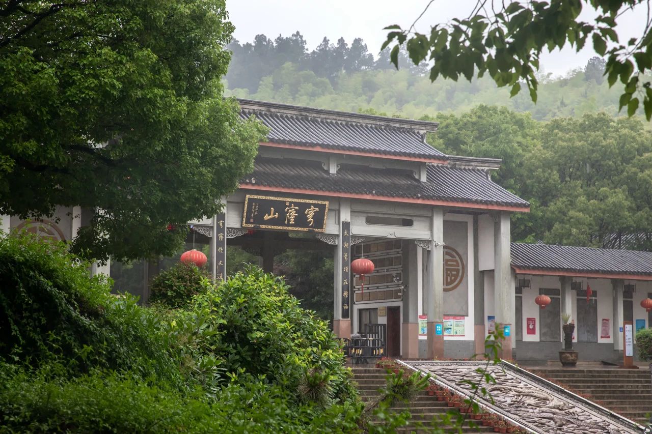 山色空蒙，翠色如烟入画境