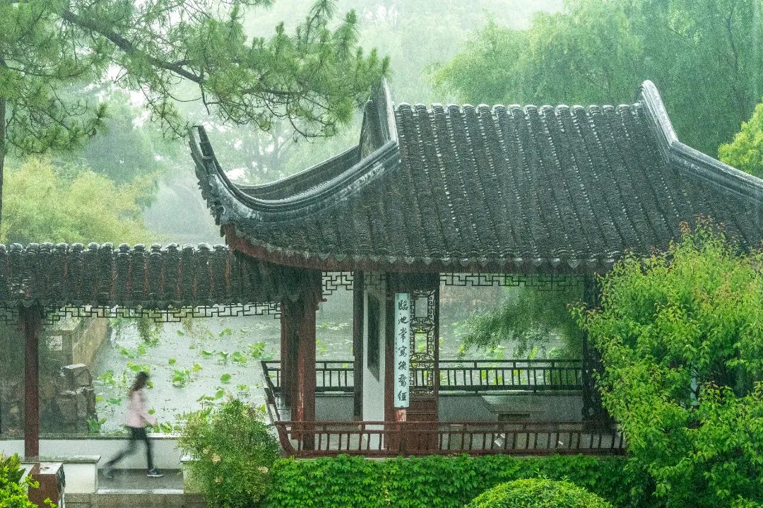 山色空蒙，翠色如烟入画境
