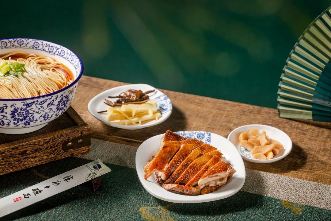 澹香母油鸭汤面：汤清鸭香，苏味悠长