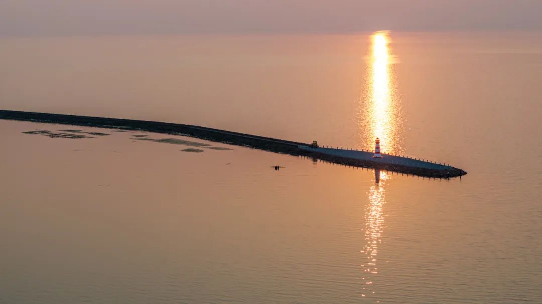 橘海暮色，屿见灯塔