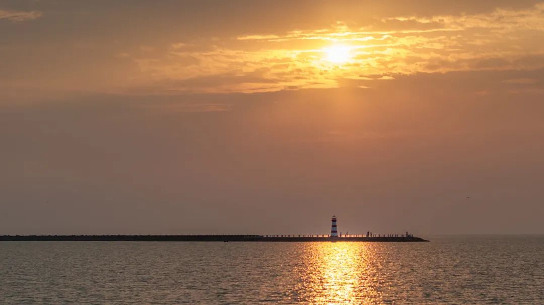 橘海暮色，屿见灯塔