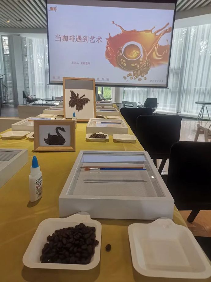 当咖啡香撞上波普风！Yi 工坊邀你解锁新玩法