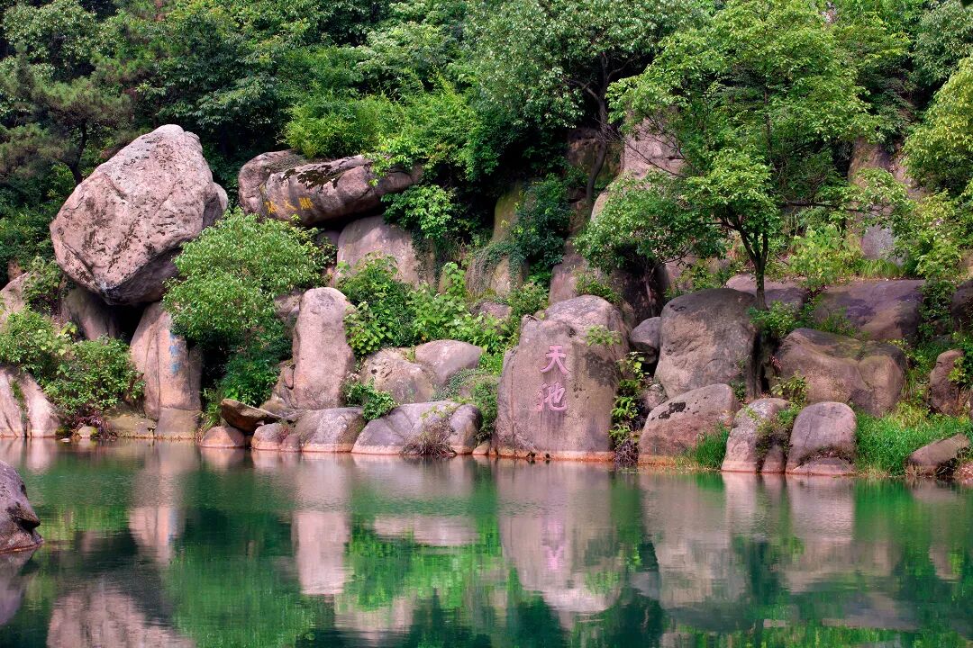 今日又重阳，登高吴中赏清秋！