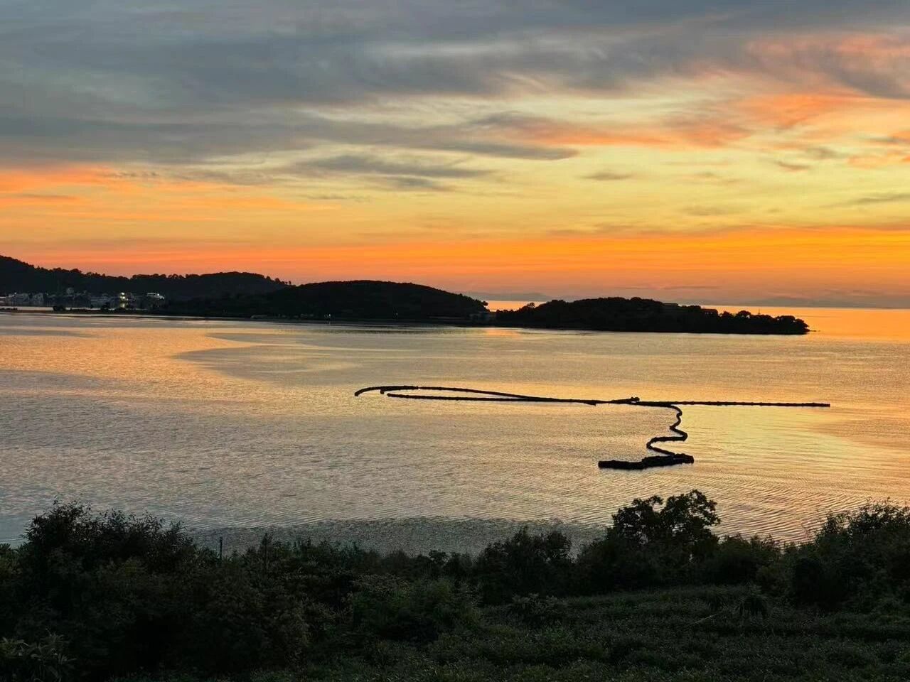 在西山岛，邂逅温柔的落日余晖