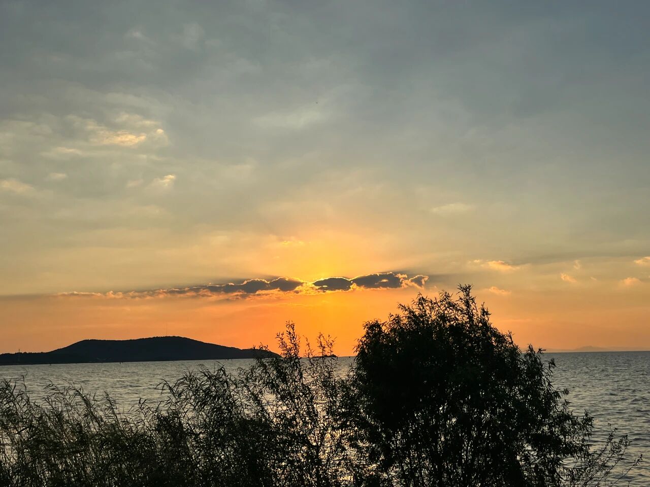 在西山岛，邂逅温柔的落日余晖