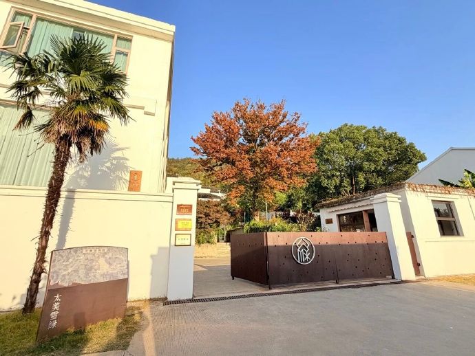 城市书房+1！枕湖而读，宿在书香里~