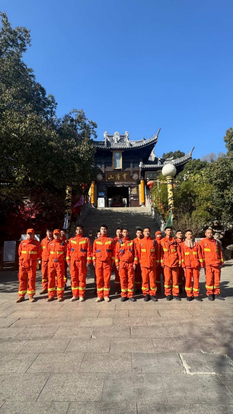联合实战砺精兵 筑牢景区“防火墙” 穹窿山景区开展山地消防实训