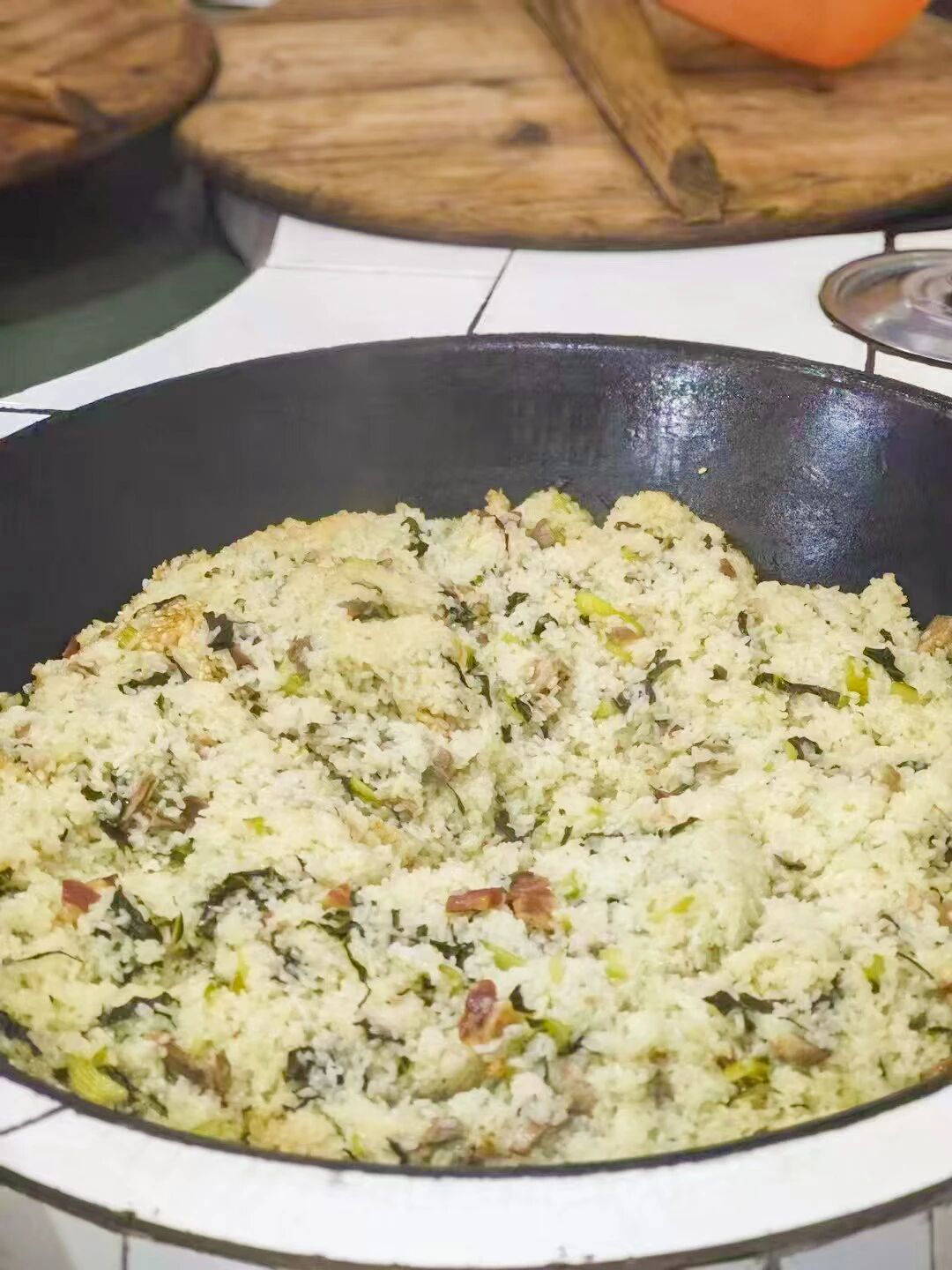 热气腾腾～来一碗农家土灶咸肉菜饭吧