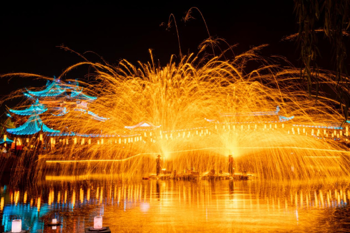 无人机秀、打铁花、猜灯谜……元宵就要这样“闹”！