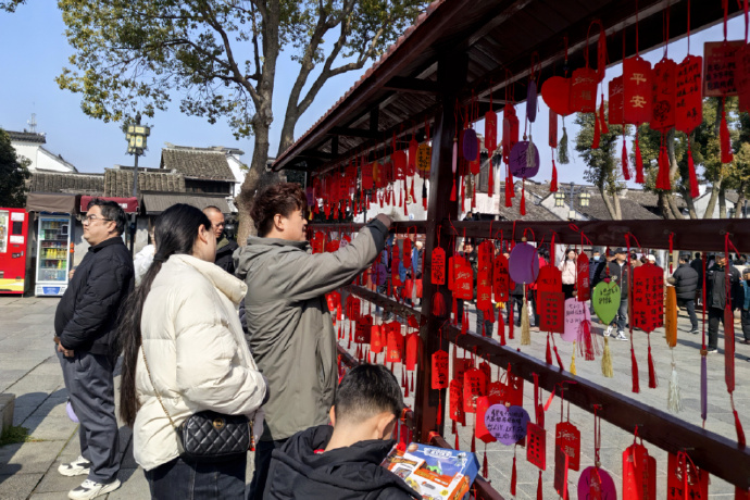 无人机秀、打铁花、猜灯谜……元宵就要这样“闹”！