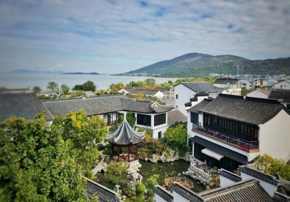 沿太湖一号公路，驶入东山的春天