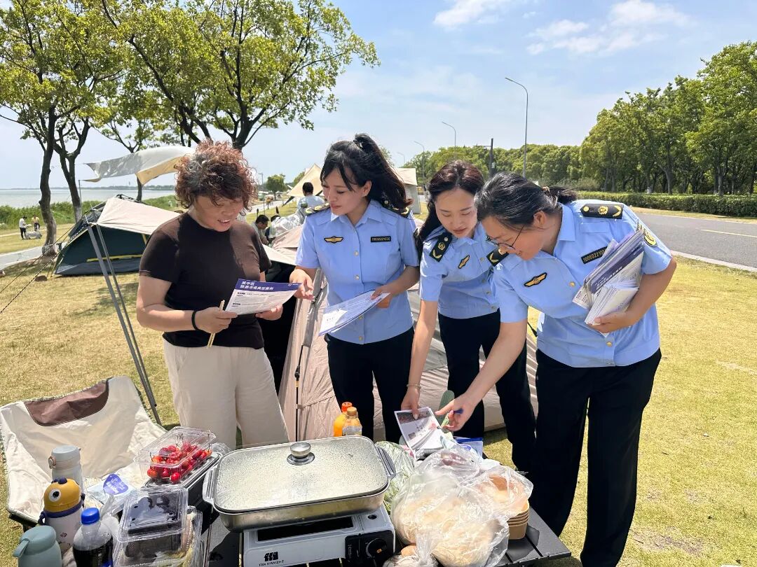 帐篷下的“法治风景线”：用“走心”普法 守护“舒心”旅途