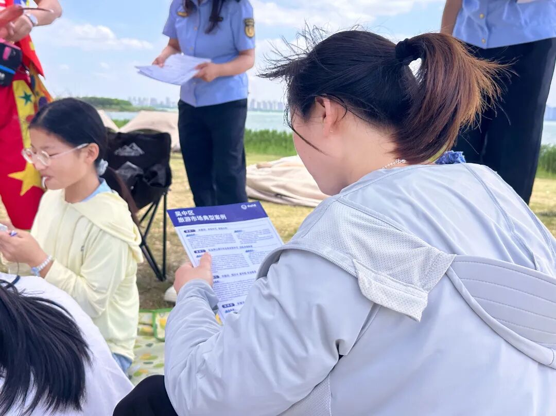 帐篷下的“法治风景线”：用“走心”普法 守护“舒心”旅途
