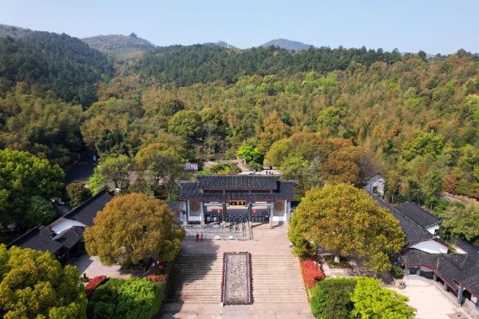 登高揽胜，湖光山色尽收眼底