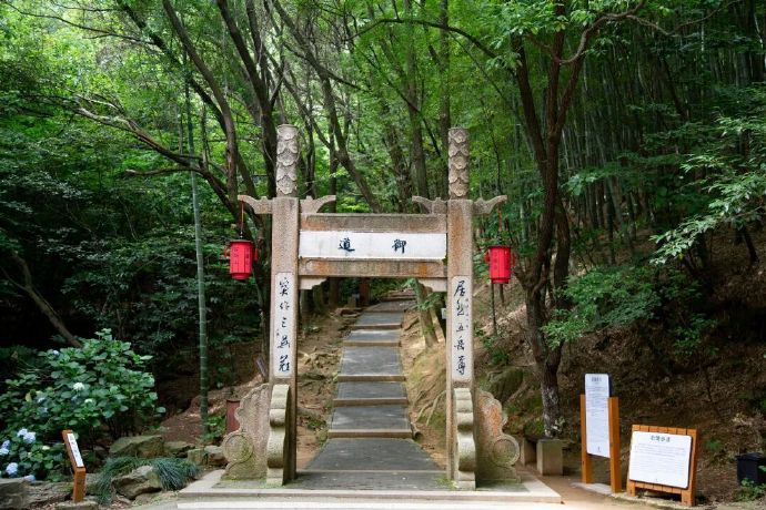 登高揽胜，湖光山色尽收眼底