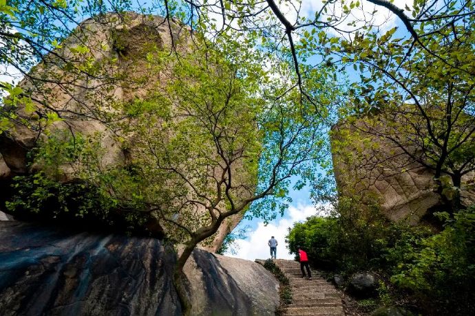 登高揽胜，湖光山色尽收眼底