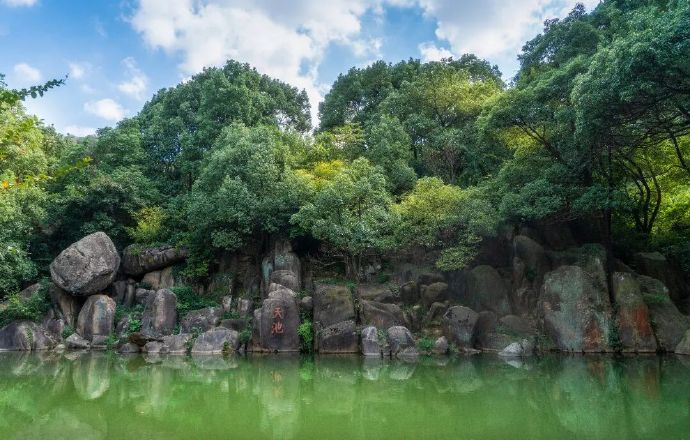 登高揽胜，湖光山色尽收眼底