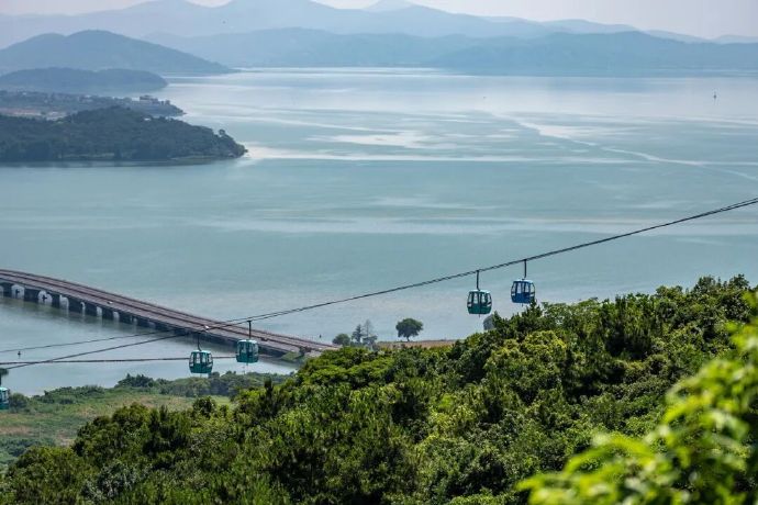 登高揽胜，湖光山色尽收眼底