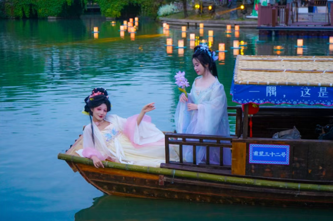 夜游水乡，沉醉灯火江南