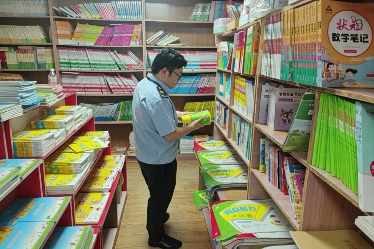 秋风拂书案，“护苗”正当时——吴中区开展校园周边文化市场专项检查